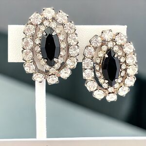 Vintage Earrings Silver Tone Crystal Classic Chic Pierced Rhinestone 1Q